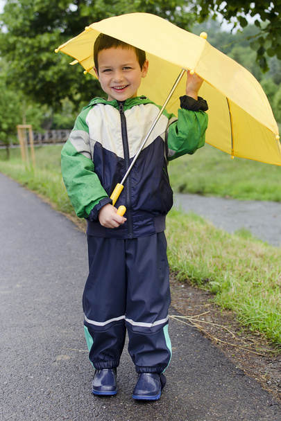 Criança com guarda-chuva na chuva
 - Foto, Imagem