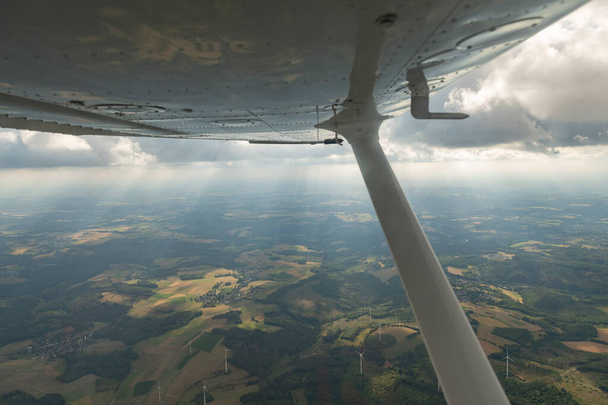 Рейнланд-Пфальц, Германия, 8 июля 2022 г. Полет над сельской местностью в солнечный день - Фото, изображение