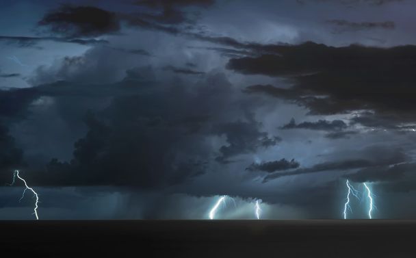 Blitze blitzen über dem Meer - Foto, Bild