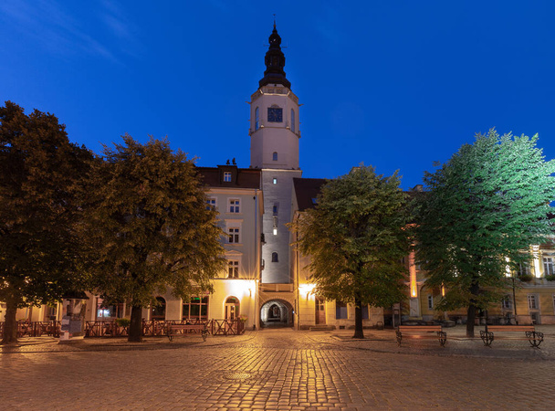 Άποψη της παλιάς μεσαιωνικής πλατείας της αγοράς και των προσόψεων των παραδοσιακών πολύχρωμων σπιτιών την αυγή. Σουίντνιτσα. Πολωνία. - Φωτογραφία, εικόνα