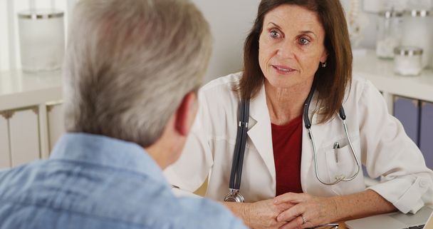 Médecin principal conseillant un patient âgé
 - Photo, image