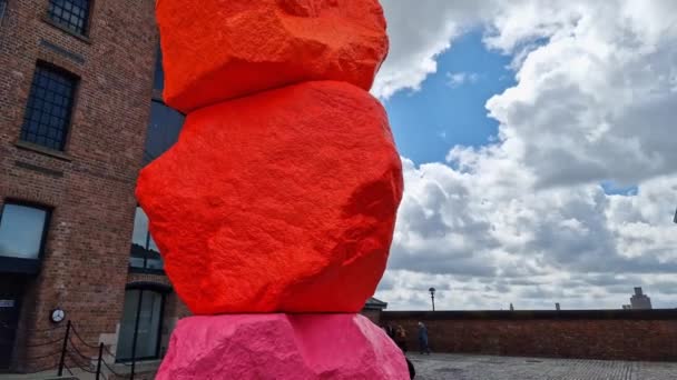 Σύγχρονη γλυπτική στο εξωτερικό της γκαλερί τέχνης Tate Liverpool στην περιοχή Albert Dock στο Λίβερπουλ, Merseyside σε μια όμορφη ανοιξιάτικη μέρα - Πλάνα, βίντεο