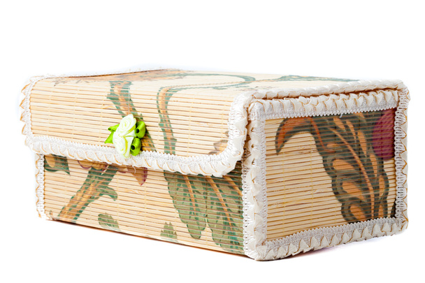 Un coffre en bambou tissé
. - Photo, image