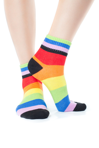 Ноги в роздягнених шкарпетках над білим
 - Фото, зображення
