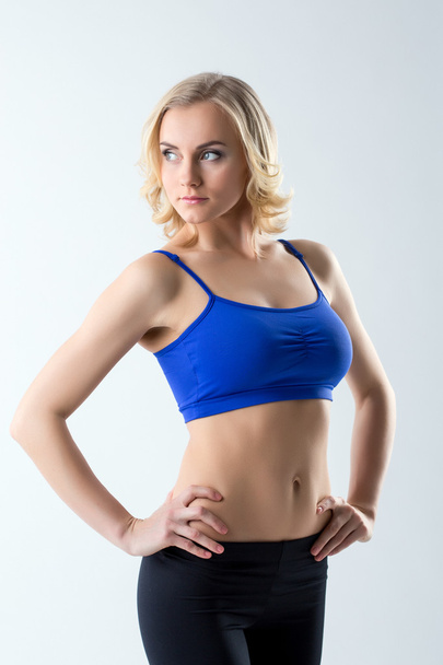 Attractive female athlete posing in studio - Foto, imagen