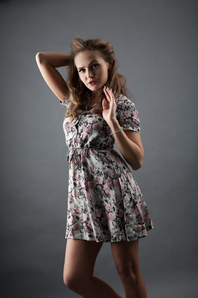 Dívka v krátké letní šaty. Studiový portrét - Fotografie, Obrázek