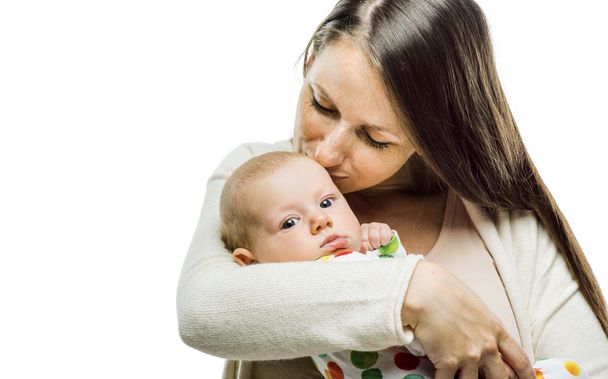Mosolygó anya egy babát tart a karjaiban. - Fotó, kép