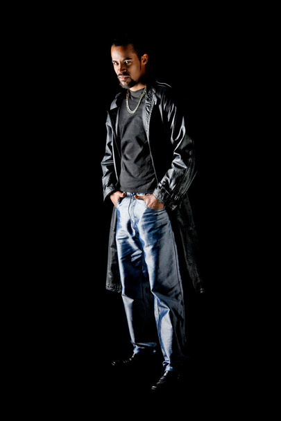 Portrait d'homme latino cool sur noir
 - Photo, image
