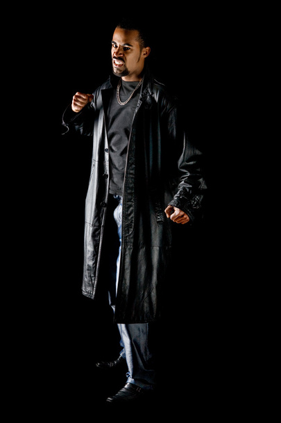 portret fajny człowiek latino na czarny - Zdjęcie, obraz
