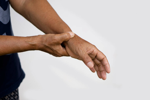 Nahaufnahme ältere Hände massieren schmerzhaftes Handgelenk. Konzept: Gesundheitsproblem. Altenpflege. Massage zur Linderung von Schmerzen oder Schmerzen. Handgelenk symptomatisch. - Foto, Bild