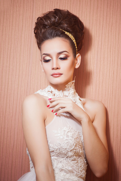 Beautiful and fashion bride in luxury interior - Foto, Imagen