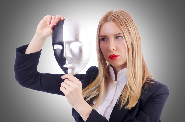vrouw met masker in hypocrisie concept - Foto, afbeelding