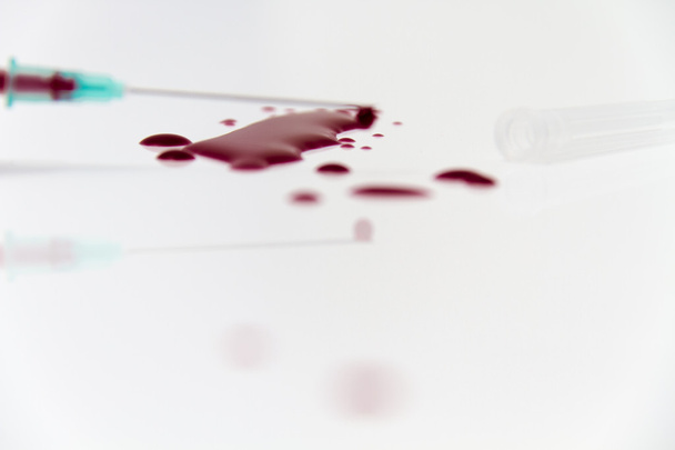 研究 Hiv エイズ コンセプト考え赤血液検査の注射器 - 写真・画像