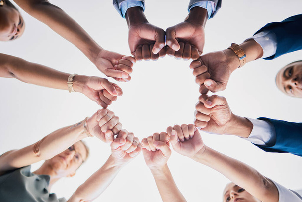 Група ділових людей, команда будує руки або кулаки в колі в єдності. Підтримка, мотивація та співпраця в офісному партнерстві. Зустріч успіху в різноманітності, комунікації та командній роботі
 - Фото, зображення