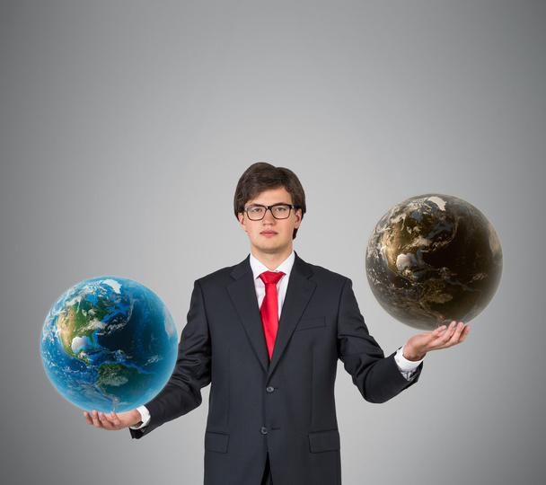 businessman holding earth - Foto, afbeelding