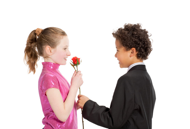 Junge gibt einem Mädchen eine Rose - Foto, Bild