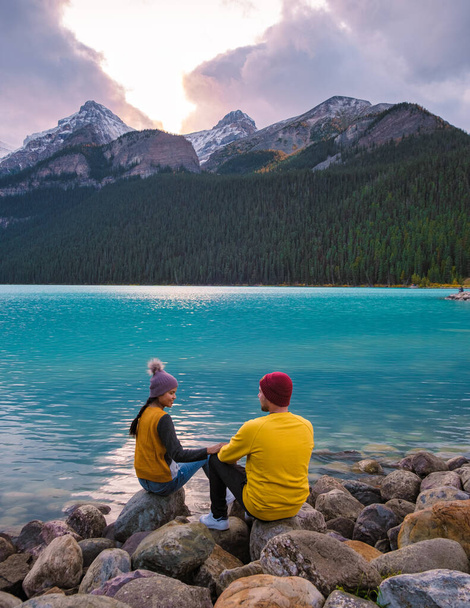 Lake Louise Canadian Rockies Banff national park, Beautiful autumn views Lake Louise in Banff National Park in the Rocky Mountains of Alberta Canada. young couple men and women visiting Lake Louise - Foto, imagen