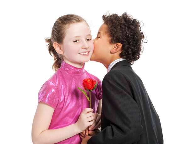 Junge gibt einem Mädchen eine Rose, - Foto, Bild