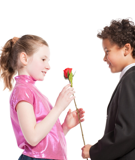 男の子は女の子にバラを与える - 写真・画像
