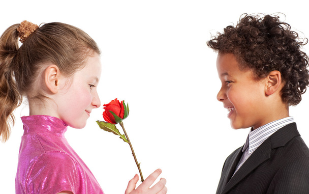 αγόρι, δίνοντας ένα τριαντάφυλλο σε ένα κορίτσι - Φωτογραφία, εικόνα