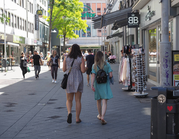NUERNBERG, NĚMECKO - CIRCA červen 2022: Lidé v centru města - Fotografie, Obrázek