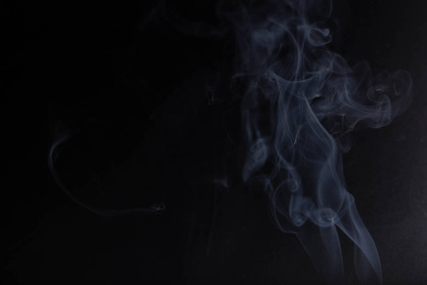 white smoke on a black background - Foto, imagen
