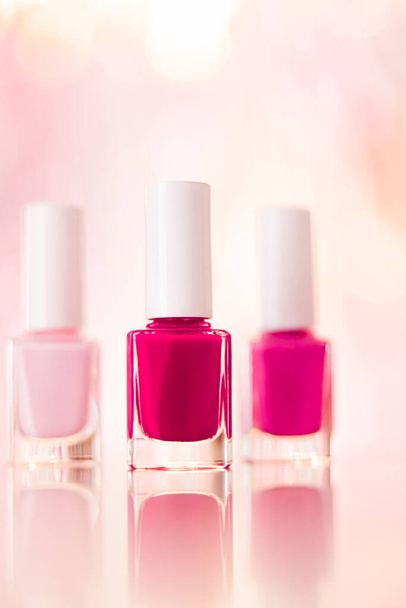 Відтінки рожевого та червоного лаку для нігтів, встановлені на гламурному фоні, пляшки для манікюру та педикюру, розкішна косметика для краси та макіяжу
 - Фото, зображення