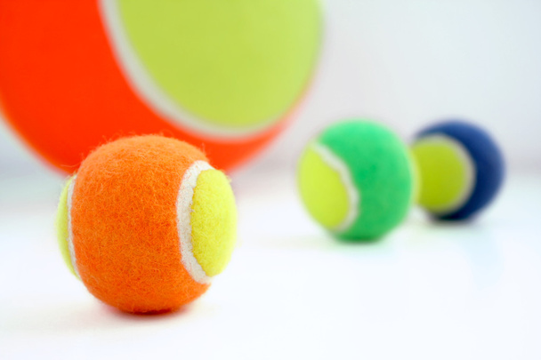 Pelotas de tenis de colores
 - Foto, Imagen