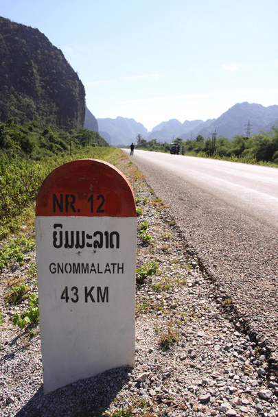 Inname van 43 kilometer aan Gnommalath mijlpaal op de nationale - Foto, afbeelding
