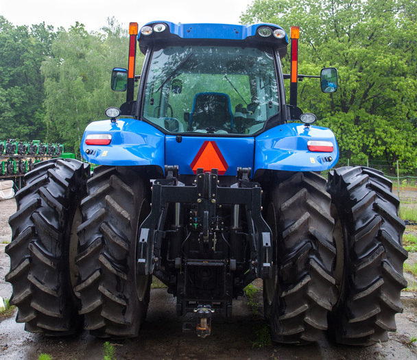 Vista trasera del nuevo tractor azul
 - Foto, imagen