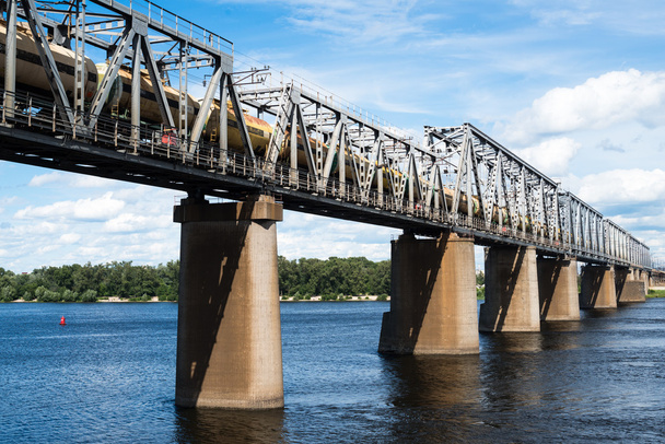 Puente ferroviario en Kiev a través del Dnieper con tren de mercancías - Foto, imagen