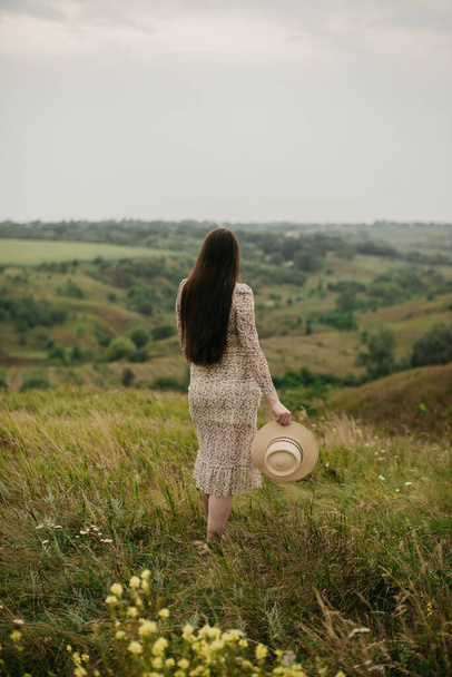 A girl in a hat in nature - Fotoğraf, Görsel