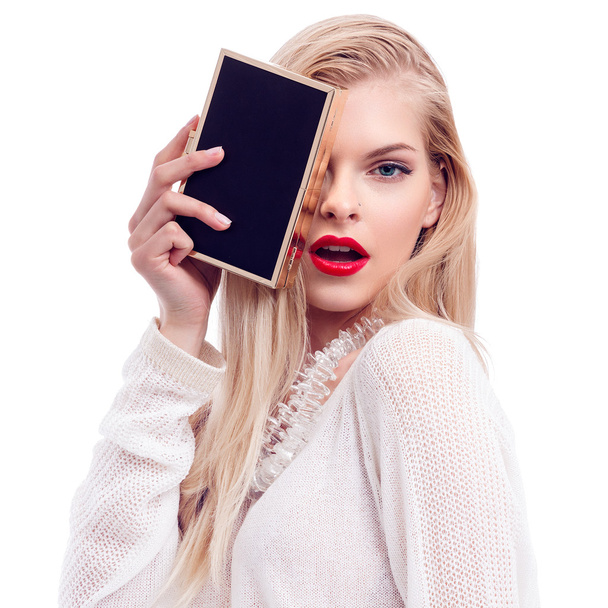 Beautiful young girl with a bright evening make up of shiny red lipstick holding a clutch. Fashion Celebration, sale, happiness - Foto, Imagem