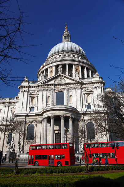 St. Pauls Kathedrale mit rotem Doppelstock in London, England - Foto, Bild