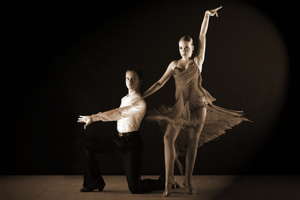Latino dancers in ballroom - Valokuva, kuva