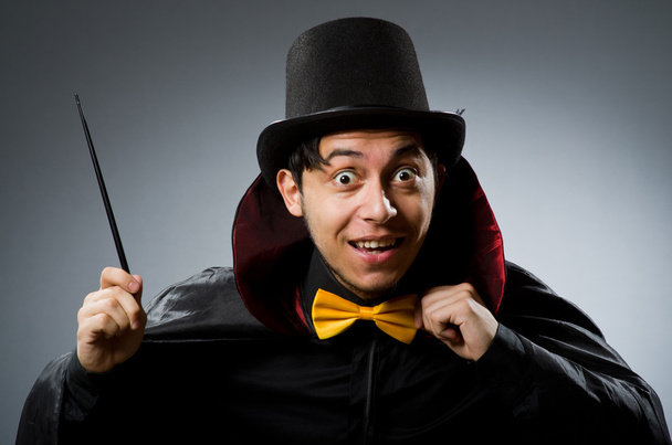 Grappige goochelaar met toverstok en hoed - Foto, afbeelding
