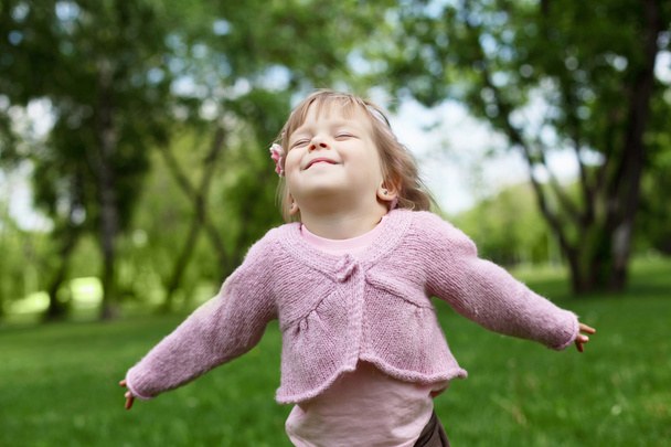 Portrait of a little girl outdoors - Фото, зображення