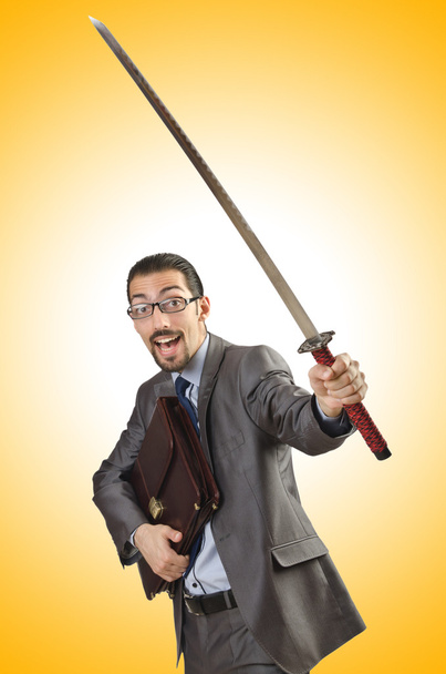 zakenman met zwaard - Foto, afbeelding