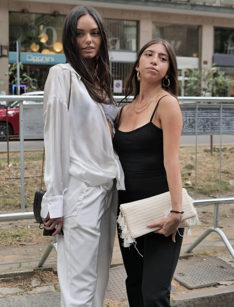  Модные блогеры нарядились в уличные костюмы перед показом мод Dolce & Gabbana во время весенне-летнего MFW - Фото, изображение
