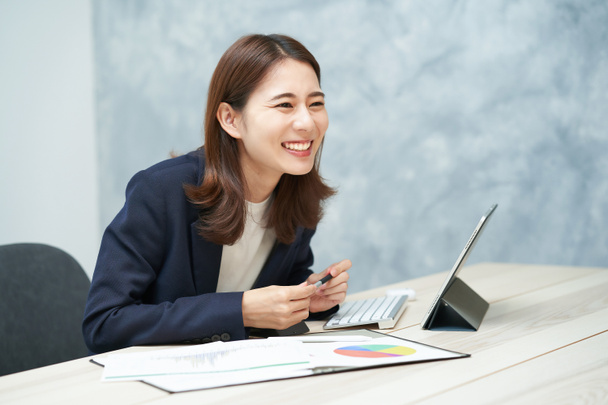 Молодая деловая женщина отвечает улыбкой - Фото, изображение
