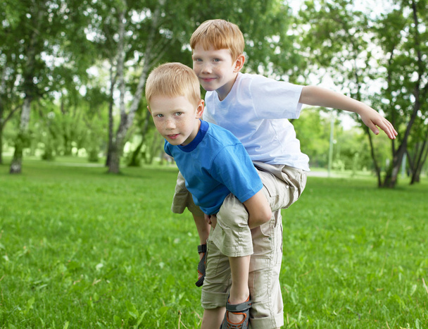 Portrait of two boys in the summer outdoors - Foto, afbeelding