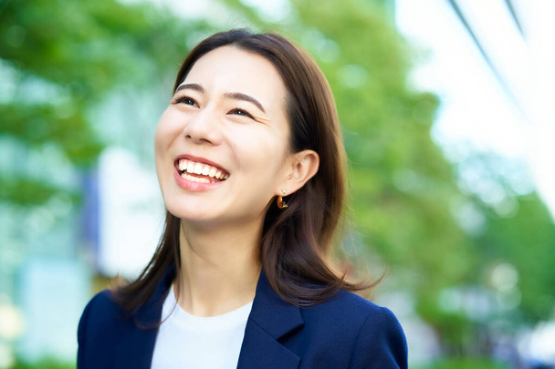 smiley business woman standing outdoors on fine day - Foto, afbeelding