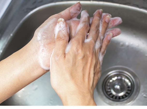 Lavado de manos femeninas con jabón
 - Foto, imagen