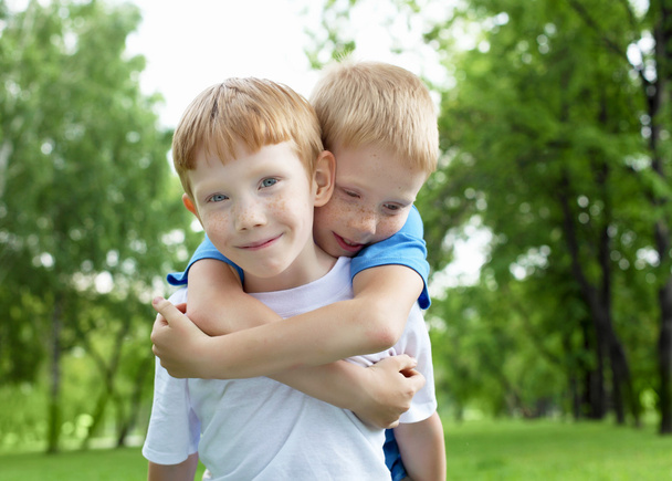 Retrato de dois meninos no verão ao ar livre
 - Foto, Imagem