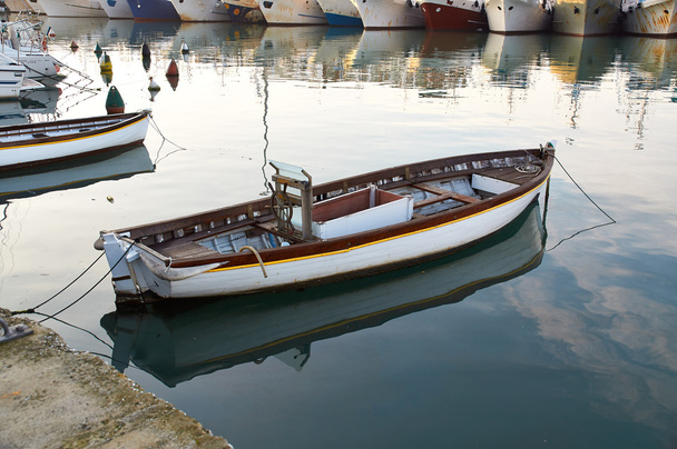 木製ボート沖合い停泊ビンテージ タイプ - 写真・画像