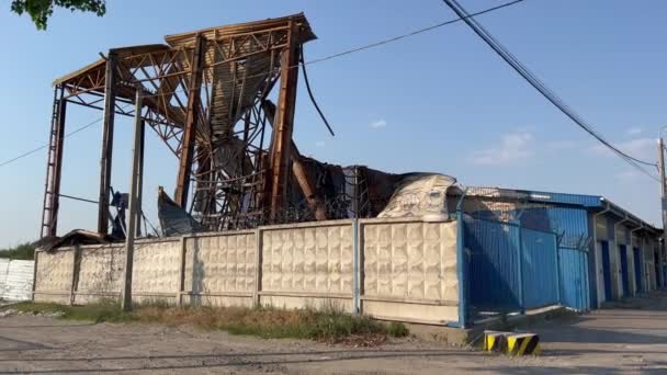 Последствия войны на Украине. промышленное здание сгорело от обстрела в индустриальной зоне - Кадры, видео