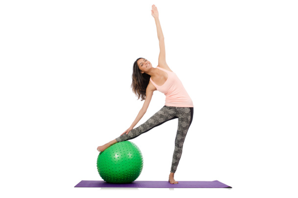 Jovem mulher se exercitando com bola suíça - Foto, Imagem