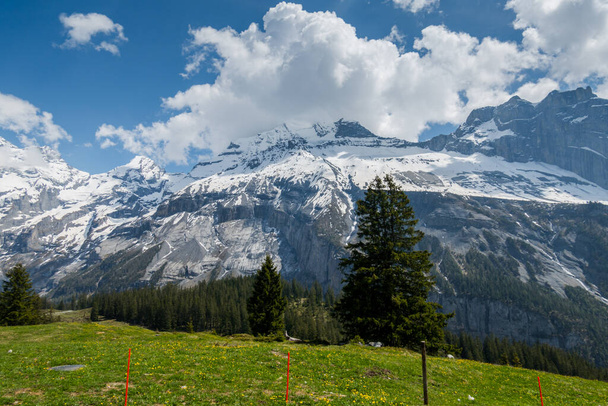 Οι υπέροχες Ελβετικές Άλπεις. Ορεινές κορυφές και λίμνες. Απίστευτο ορεινό τοπίο - Φωτογραφία, εικόνα