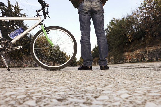 Homem e sua bicicleta
 - Foto, Imagem