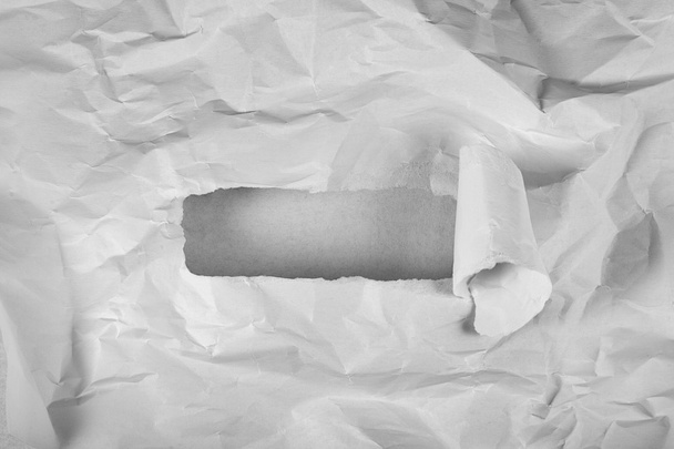 Szakadt fehér becsomagolt papírt adhatja meg az üzenet - Fotó, kép